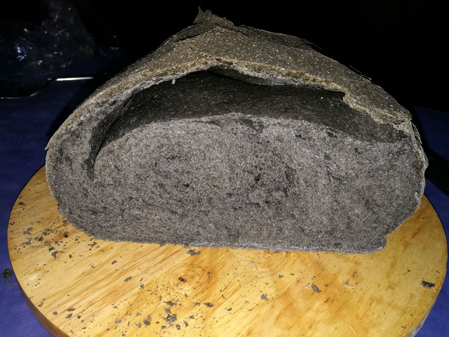 Pane al carbone vegetale benefici