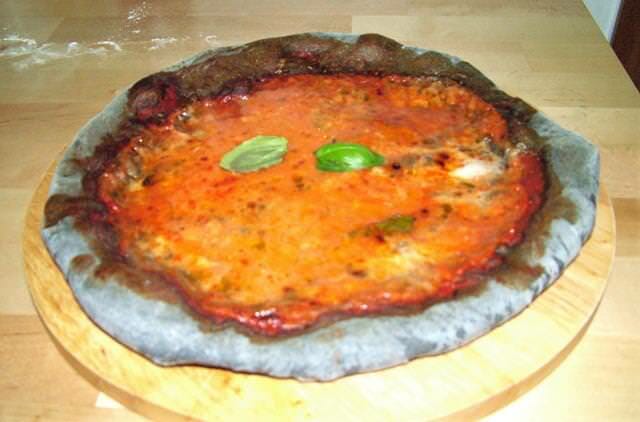 Pizza al carbone vegetale come in pizzeria