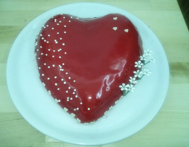 come decorare una torta a forma di cuore 