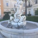 Fontana in marmo con sculture
