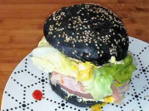 panino per hamburger al carbone vegetale estroso